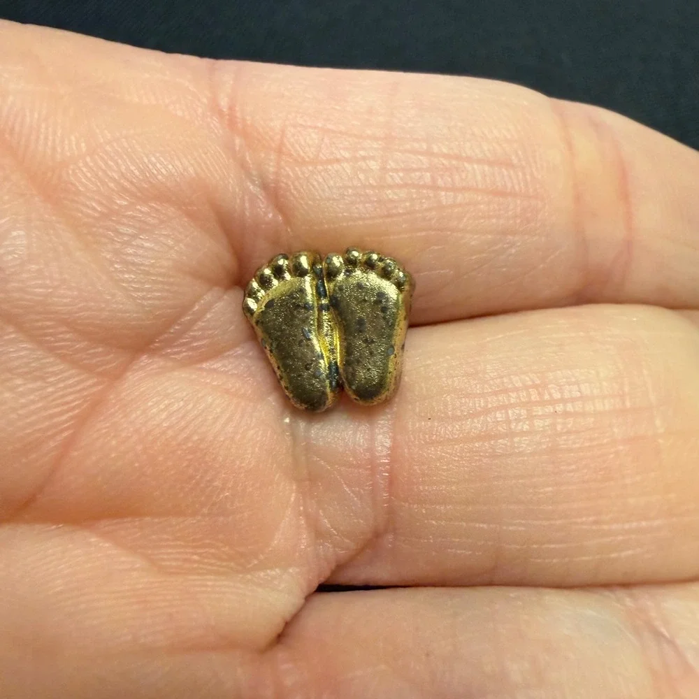 Vintage Gold Tone Baby Feet Lapel Pin Pro-Life Precious Feet Tie Tack Hat Pin‎